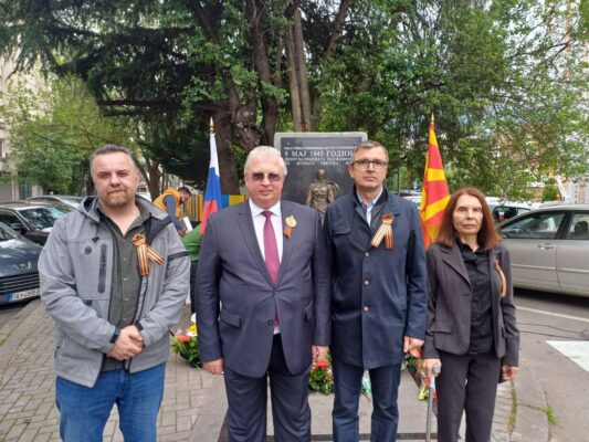 Родина Македонија по повод 9 мај – Ден на победата над фашизмот, оддаде почит и положи цвеќе пред споменикот „Денот на победата“.